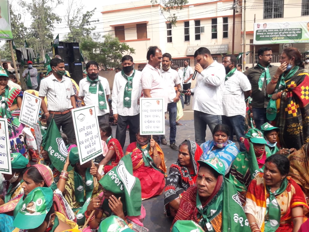 OIL Price Hike: ଅହେତୁକ ତୈଳଦରକୁ ପ୍ରତିବାଦ କରି ଅନୁଗୋଳରେ ବିଜେଡ଼ିର ଅଭିନବ ପ୍ରତିବାଦ