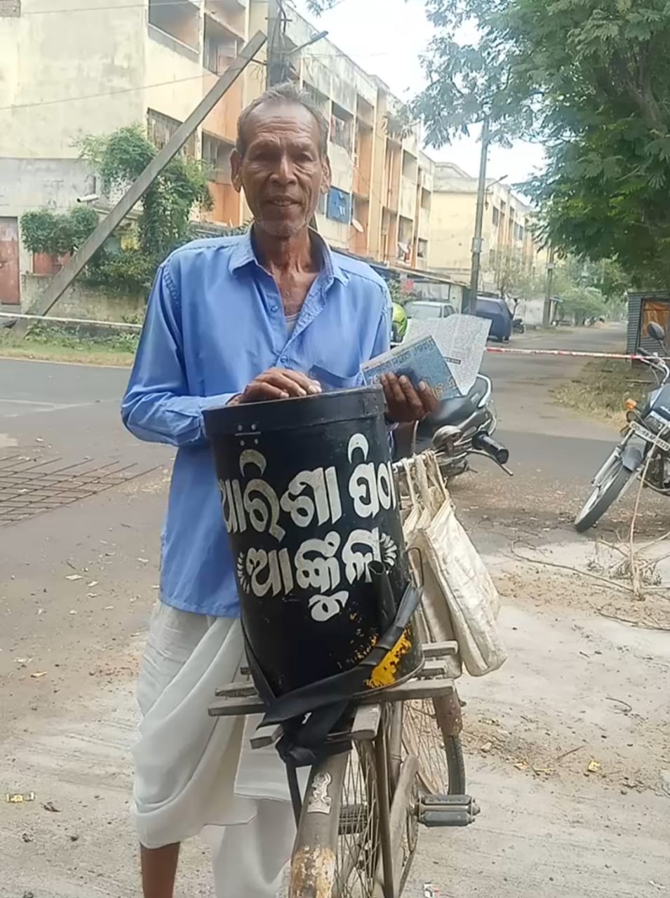 ପରିଣତ ବୟସରେ ବି ପରିବାର ପୋଷଣର ବୋଝ, ବୁଲି ବୁଲି ଆରିଶା ପିଠା ବିକୁଛନ୍ତି ଗୋପବନ୍ଧୁ