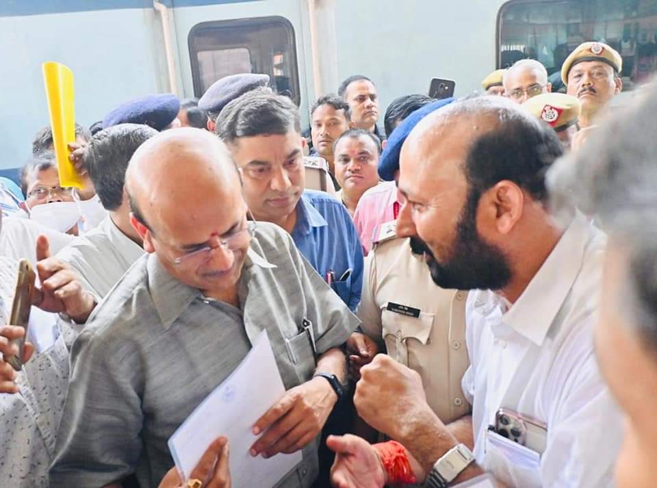 ରେଳ ବୋର୍ଡ ର ଅଧ୍ୟକ୍ଷ ଙ୍କୁ ଦାବିପତ୍ର ପ୍ରଦାନ କଲେ ବିଧାୟକ ବ୍ରଜ କିଶୋର ପ୍ରଧାନ