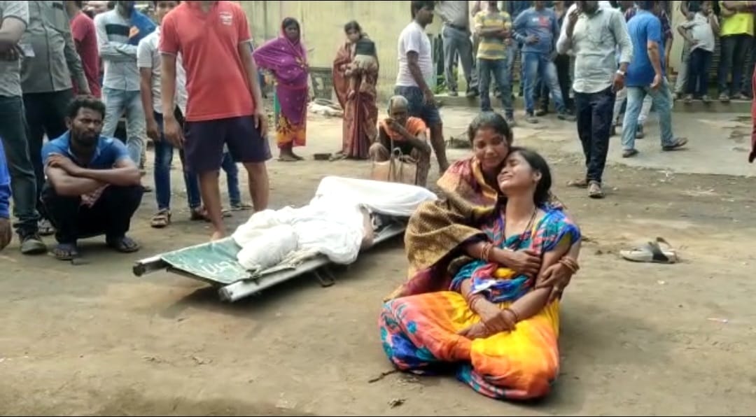 ବାଇକ୍ ଉପରେ ଚଡି ଗଲା ଟ୍ରକ୍, ସ୍ଵାମୀ ମୃତ ସ୍ତ୍ରୀ ଗୁରୁତର