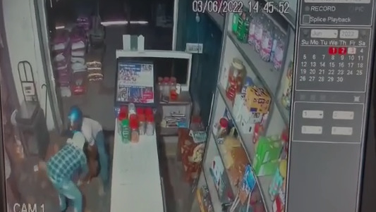 ବ୍ୟସ୍ତବହୁଳ ବଜାର ମଧ୍ୟରେ ଦୋକାନରେ ପଶି ଦମ୍ପତିଙ୍କୁ ମାଡ଼, ଦେଖନ୍ତୁ ଭିଡ଼ିଓ…