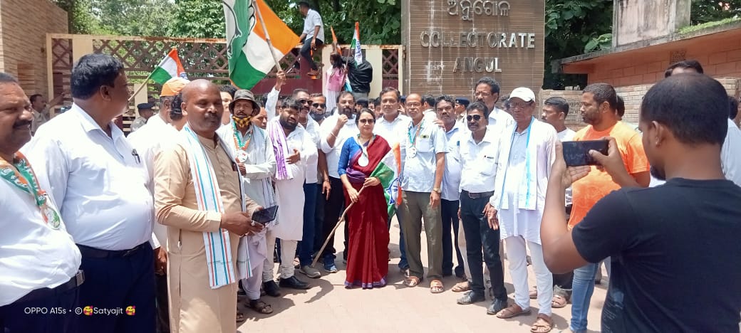 ଅନୁଗୋଳ ଜିଲ୍ଲା କଂଗ୍ରେସ କମିଟି ପକ୍ଷରୁ ନିତ୍ୟ ବ୍ୟବହାର୍ଯ୍ୟ ସାମଗ୍ରୀର ଦର ବୃଦ୍ଧି ପ୍ରତିବାଦରେ ବିକ୍ଷୋଭ