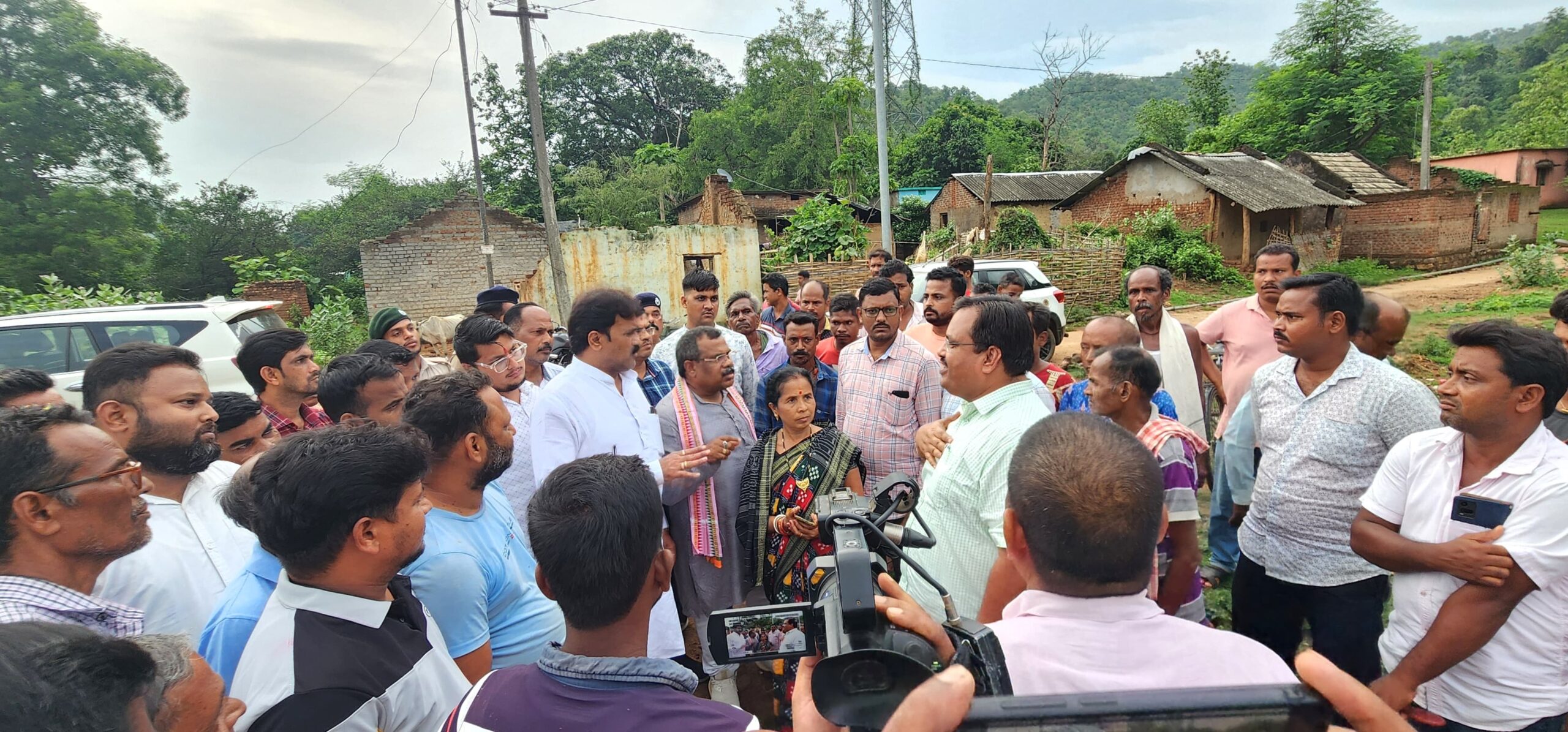 Angul News: କେନ୍ଦ୍ରମନ୍ତ୍ରୀ ଧର୍ମେନ୍ଦ୍ର ପ୍ରଧାନଙ୍କ ନିର୍ଦ୍ଦେଶ କ୍ରମେ କୁମ୍ଭୀର ଆକ୍ରମଣରେ ମୃତକଙ୍କ ପରିବାରଙ୍କୁ ଭେଟିଲା ଉଚ୍ଚସ୍ତରୀୟ ପ୍ରତିନିଧି ମଣ୍ଡଳୀ