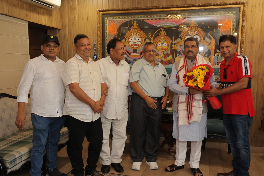 Talcher Khabar: ସାର କାରଖାନା ଜମିହରା ପୂର୍ବତନ କର୍ମଚାରୀ ସଂଘ କେନ୍ଦ୍ରମନ୍ତ୍ରୀ ଧର୍ମେନ୍ଦ୍ର ପ୍ରଧାନଙ୍କୁ ଭେଟିଲେ