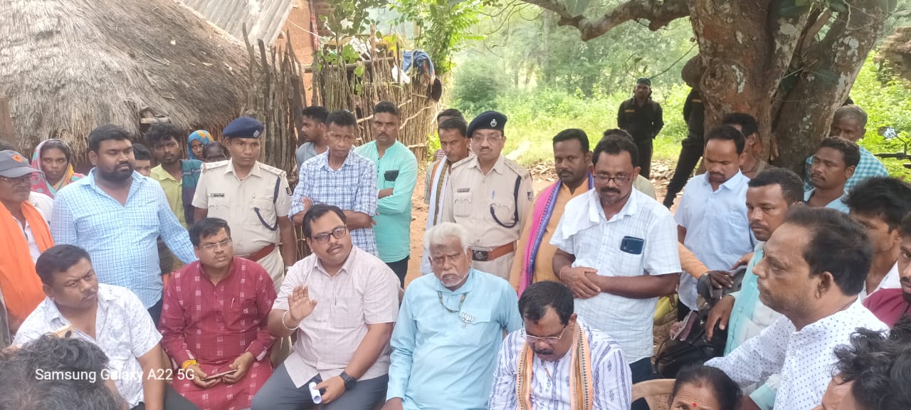 Angul News: ହାତୀ ଆକ୍ରମଣରେ ପ୍ରାଣ ହରାଇଥିବା ପ୍ରାଣ ହରାଇଥିବା ବ୍ୟକ୍ତିଙ୍କ ପରିବାର ସଦସ୍ୟକୁ ଭେଟିଲେ ଢେଙ୍କାନାଳ ସାଂସଦ