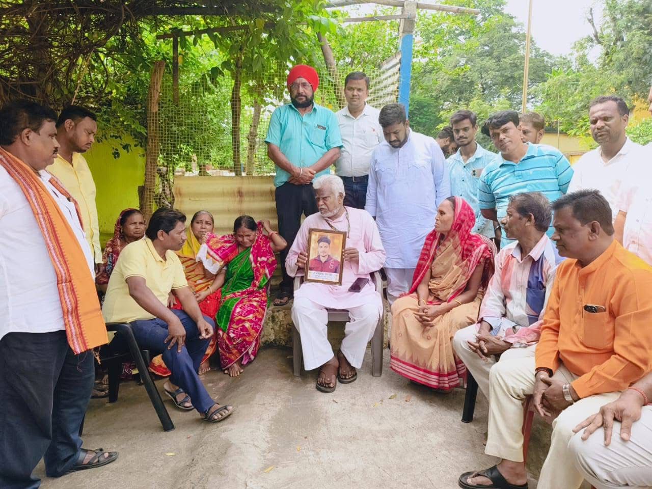 Angul News: ବିଶ୍ୱଜିତ ପରିବାରକୁ ଭେଟିଲେ ଢେଙ୍କାନାଳ ସାଂସଦ ରୁଦ୍ର ନାରାୟଣ ପାଣି