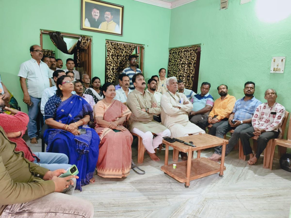 ଅନୁଗୁଳ ବିଧାୟକଙ୍କ କାର୍ଯ୍ୟାଳୟରେ ପ୍ରଧାନମନ୍ତ୍ରୀଙ୍କ ମନ କୀ ବାତ ଶୁଣିଲେ ସାଂସଦ ରୁଦ୍ର ନାରାୟଣ ପାଣି