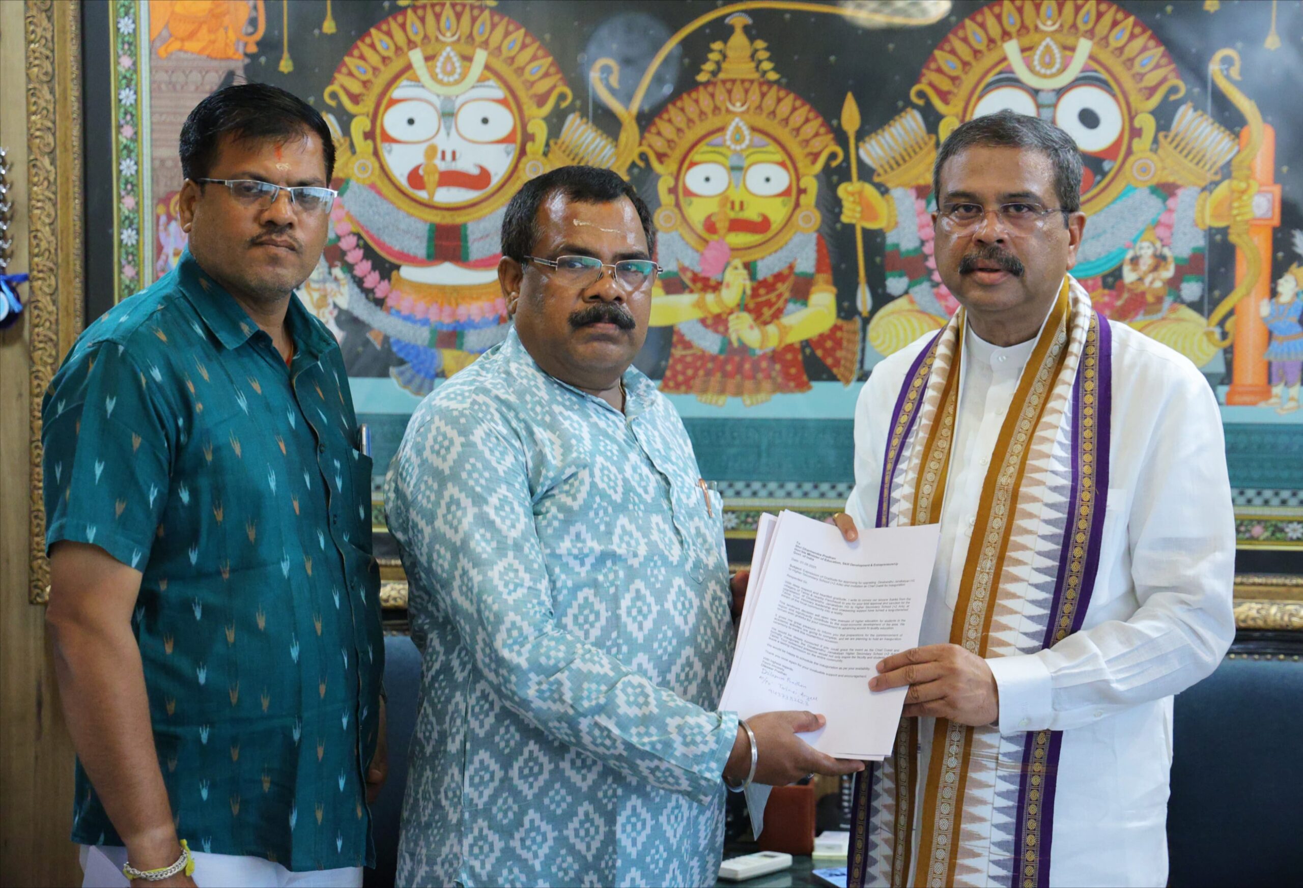 ଅଞ୍ଚଳର ବିଭିନ୍ନ ସମସ୍ୟା ନେଇ କେନ୍ଦ୍ର ଶିକ୍ଷାମନ୍ତ୍ରୀ ଓ ସାଂସଦଙ୍କୁ ଭେଟିଲେ ପୂର୍ବତନ ଭାଜପା ଜିଲ୍ଲା ସଭାପତି ଓ କୋଷାଧ୍ୟକ୍ଷ