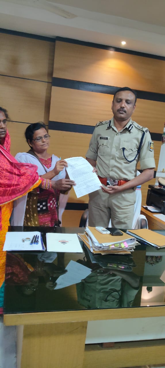 ଜସ୍ମିନ୍ ସେଠଙ୍କ ହତ୍ୟାକରୀଙ୍କୁ ଗିରଫ କରିବା ନିମନ୍ତେ ଡିଆଇଜିଙ୍କୁ ଦାବିପତ୍ର ପ୍ରଦାନ